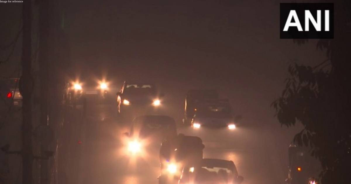 Dense fog engulfs Delhi: trains, flights delayed due to low visibility